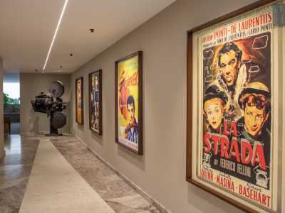 Ed ecco la prima sorpresa: nell�atrio � infatti affissa una serie di locandine di grandi classici del cinema italiano